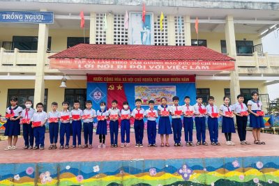 Trao học bổng anh Bùi Nhật Triều cho học sinh vượt khó và tặng quà cho học sinh có hoàn cảnh khó khăn dịp Tết nguyên đán 2023